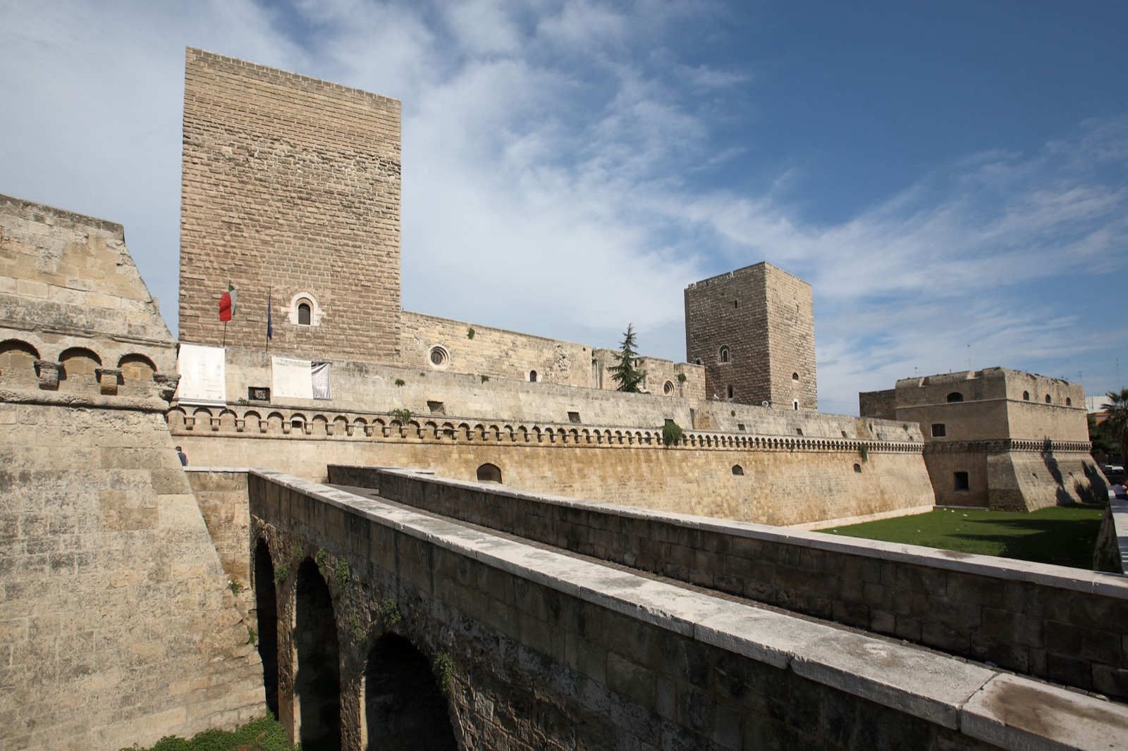 Le mura, il ponte e le torri quadrate del Castello svevo di Bari.