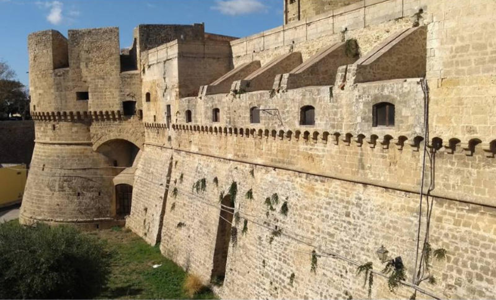 Le mura e una torre quadrata del Castello svevo di Brindisi viste dalla banchina.