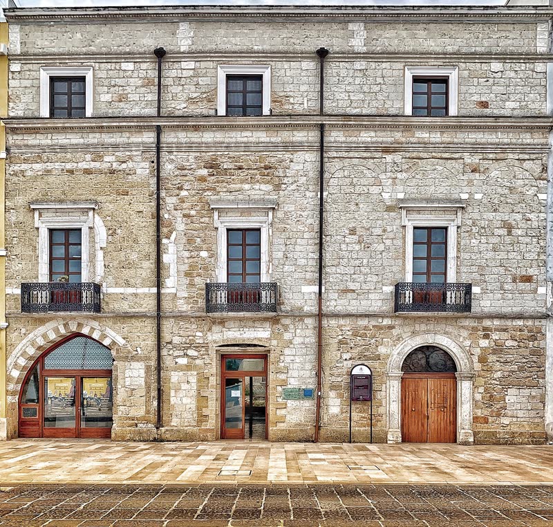Il prospetto della Casa del Turista sul lungomare di Brindisi.