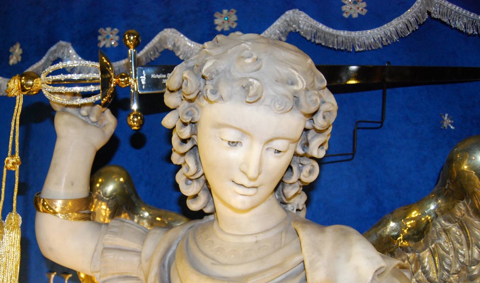La statua di San Michele Arcangelo con la spada dorata, custodita nei musei del santuario di Monte Sant’Angelo.