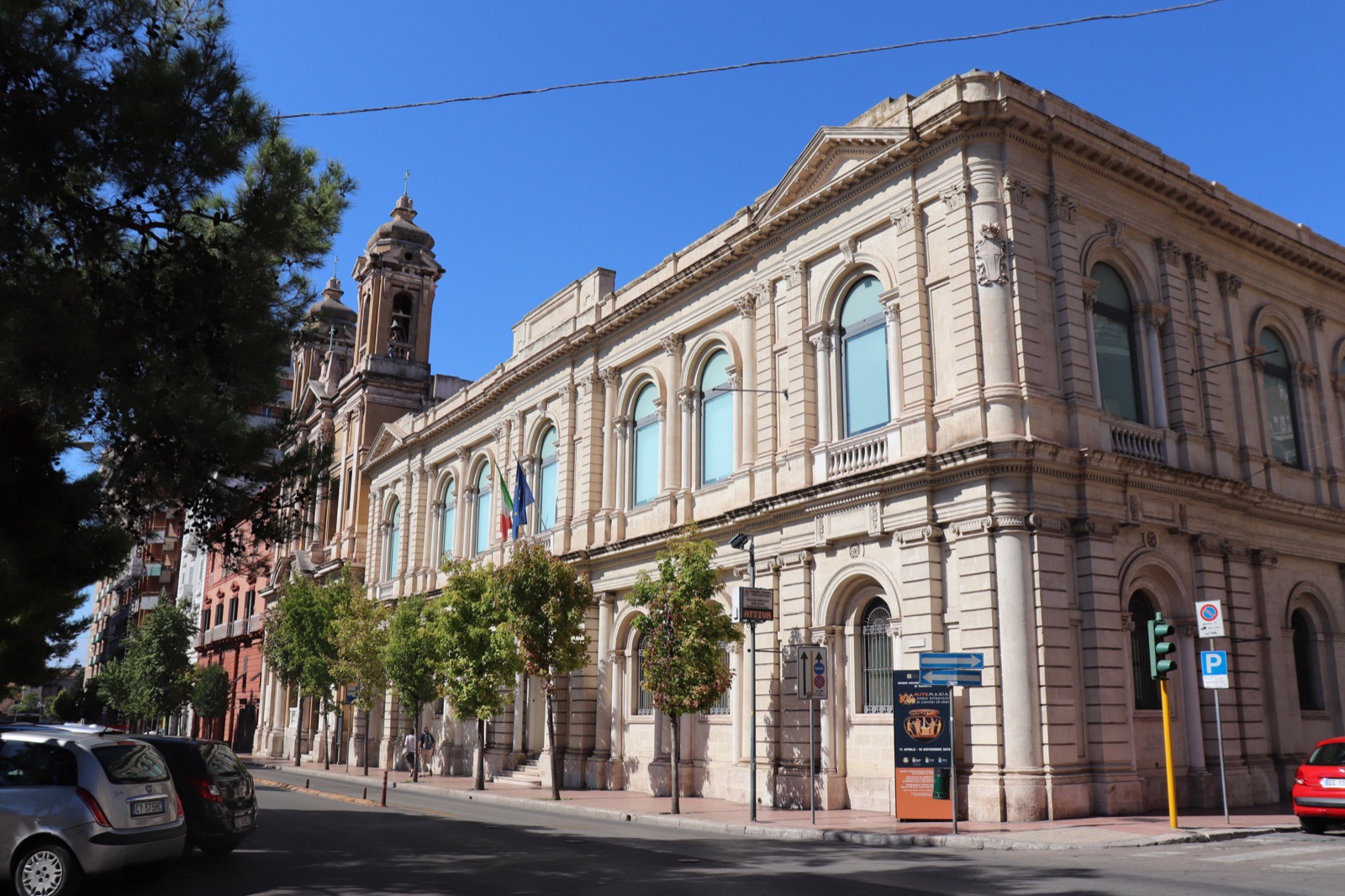 La facciata in pietra chiara del Museo archeologico nazionale MArTA di Taranto.